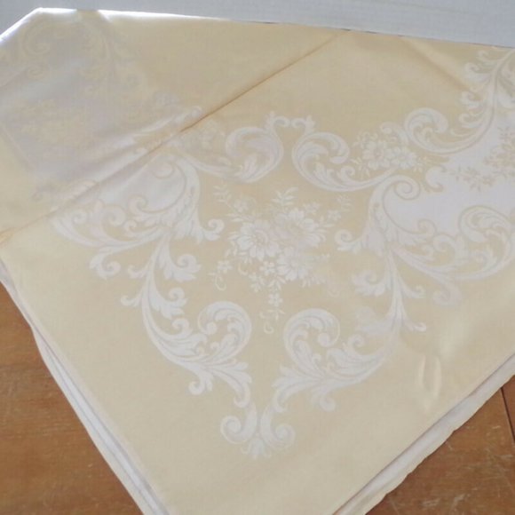 Vintage Japan Kureha Damask Yellow Tablecloth 81" X 60" and 8 Napkins - Picture 1 of 10